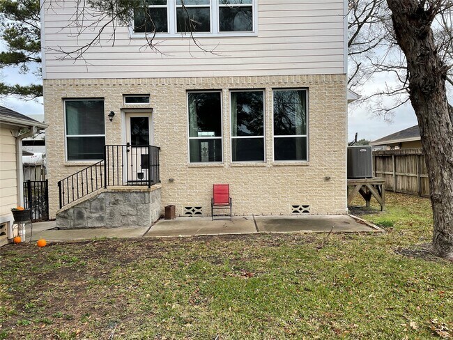 Building Photo - 5105 Maple St