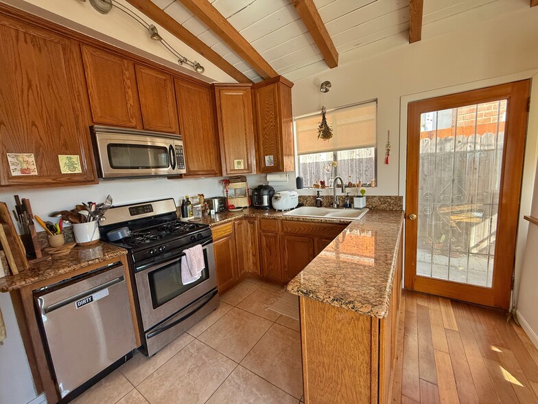 Building Photo - 1231 Montecito Dr