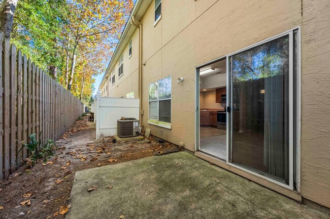 Building Photo - Charming 3BR Townhouse with Garage & Priva...