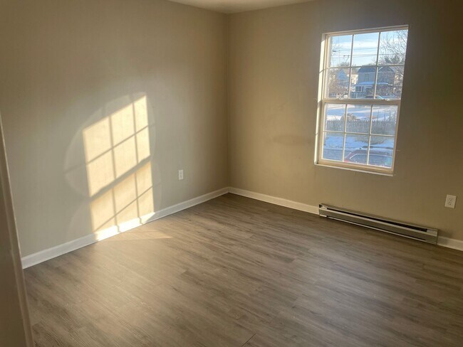 Building Photo - 2 BR 1 BA Duplex