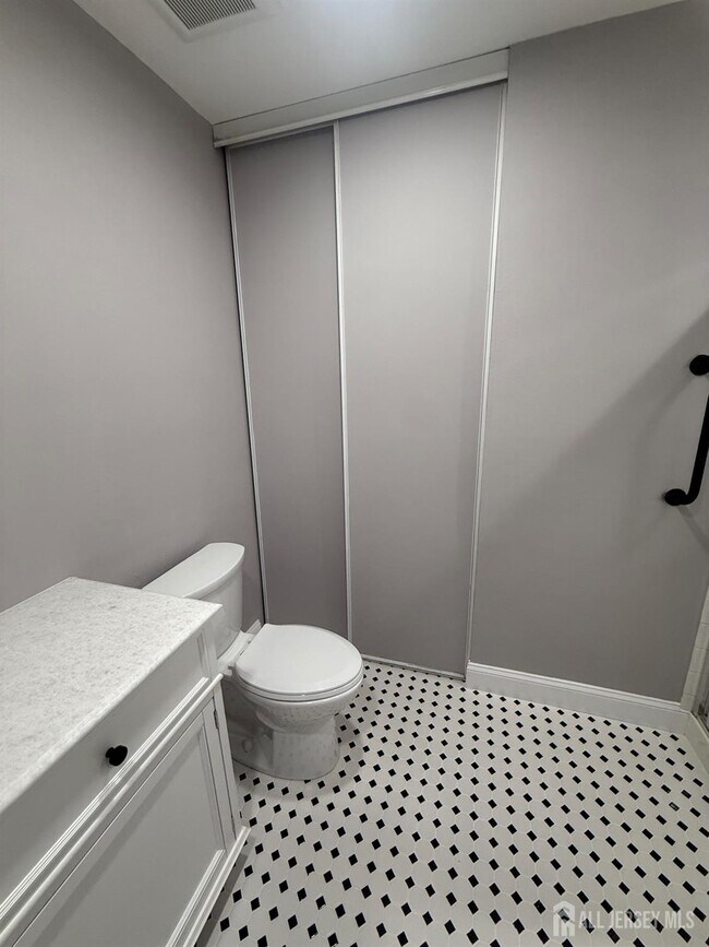 Building Photo - 572B Nutley Dr