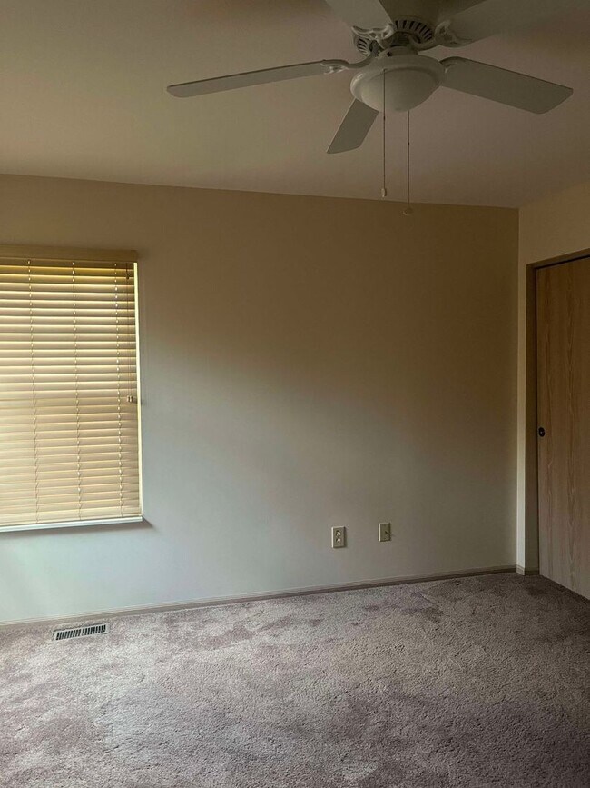 Building Photo - Updated and bright two bedroom condo