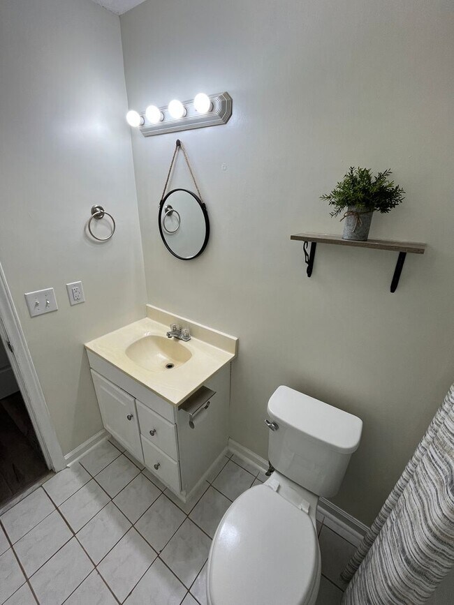 Building Photo - Nice One-Level 3 Bedroom 1.5 Bath Home