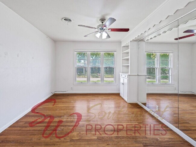 Building Photo - 4 Bedroom Home Just One Block from Campus | 2 Living Areas + Corner Lot