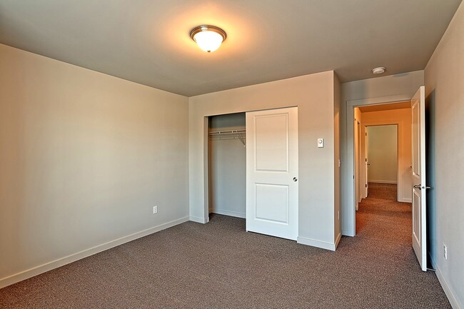 Building Photo - Spacious Townhome - 2 Primary Bedroom Suites