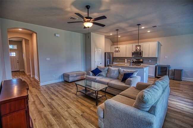 Building Photo - 912 Farm Path