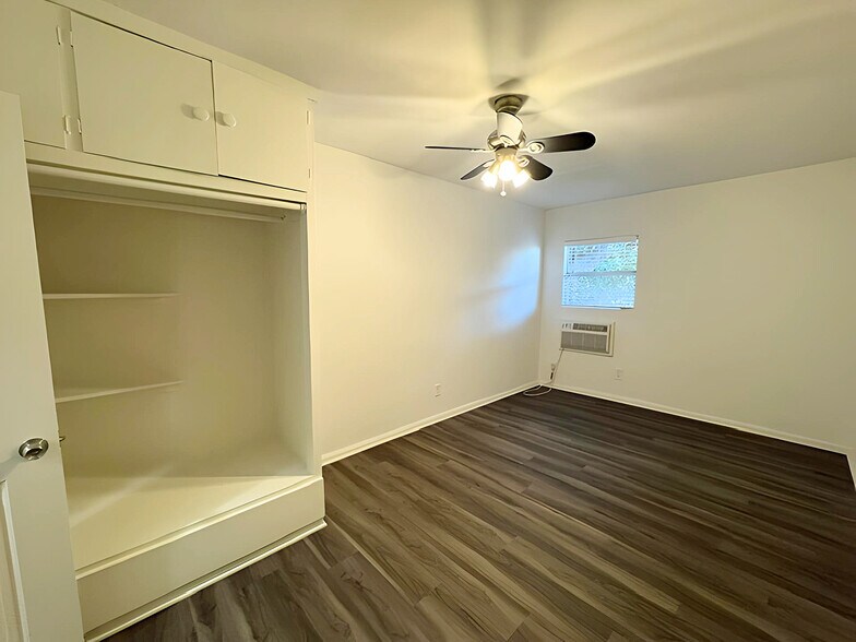 Building Photo - 4360 Willow Brook Ave