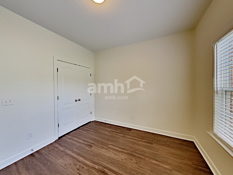 Building Photo - 563 Summit Way