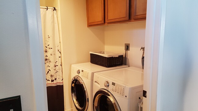 Washer/Dryer Hookups & Storage - 31909 Del Cielo Este