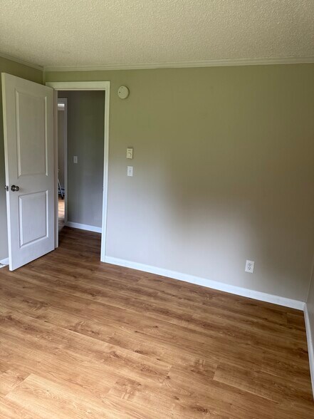 Building Photo - 200 Maple Rd