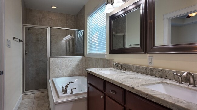 Building Photo - 902 W 20th St