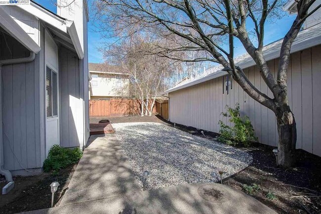 Building Photo - Beautiful Two Bedroom Home in Pleasanton