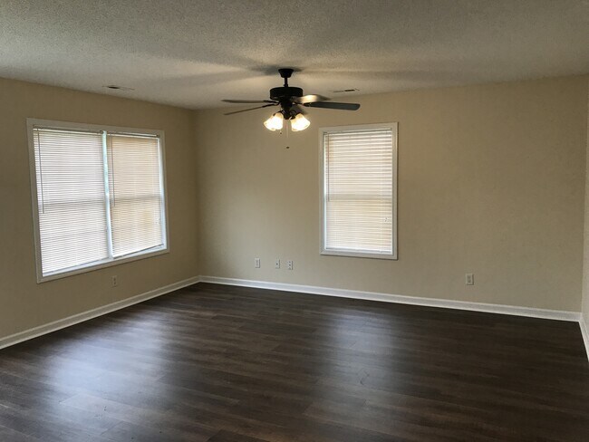 Building Photo - Available Now! Pet Friendly 3 Bedroom, 2 Bath Home with Garage and Fenced In Back Yard!