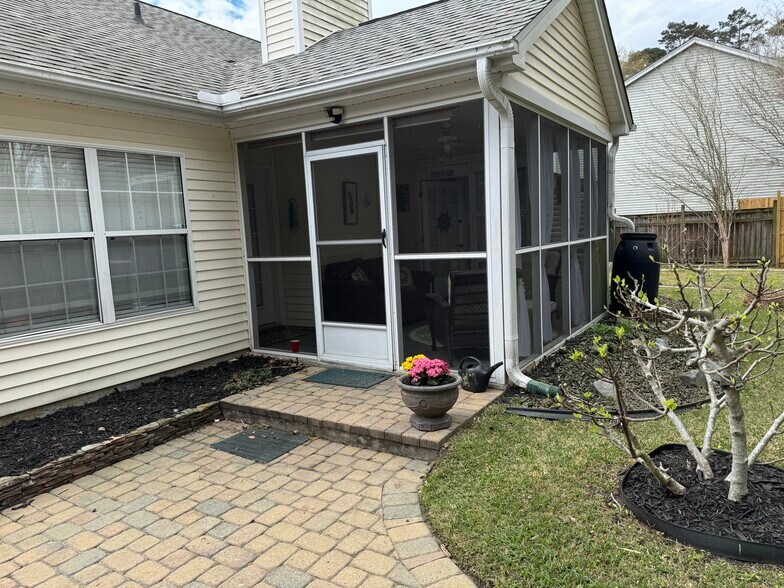 Building Photo - 102 Bill Park Dr