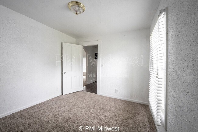 Building Photo - 1433 W 5th St