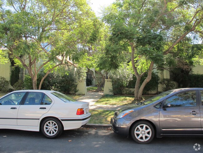 Building Photo - 822 N Las Palmas Ave