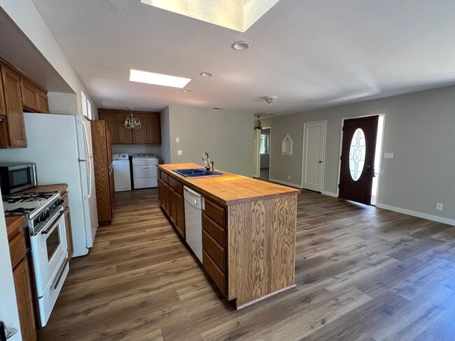 Building Photo - Charming 2-bedroom Menlo Park Cottage