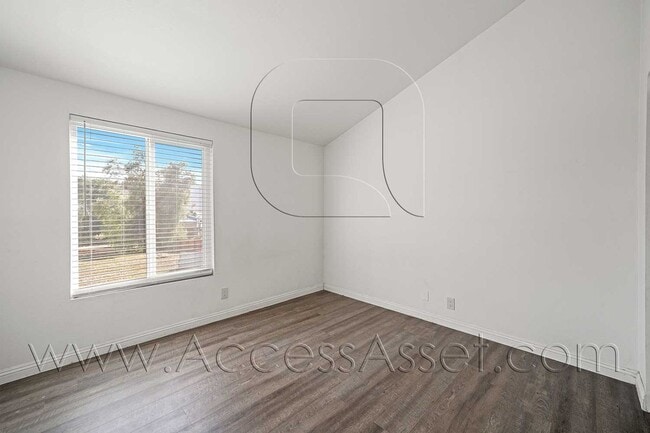 Building Photo - Charming Upstairs 2 Bed/1 Bath Unit With F...