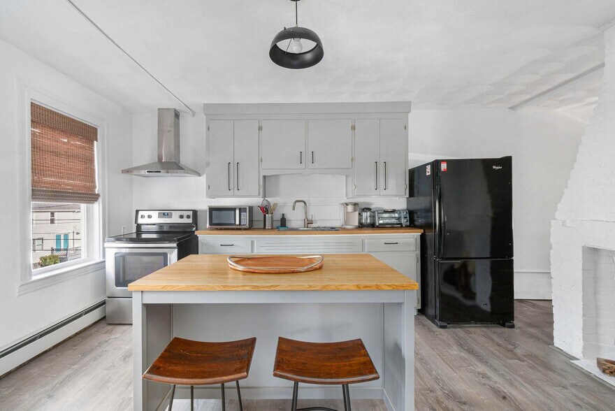 Building Photo - 136 Main St