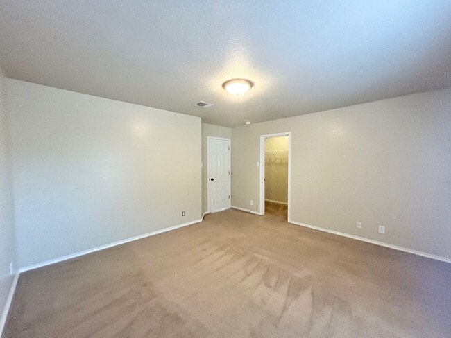 Building Photo - 4 Bedroom / 3.5 Bathroom beautiful house f...