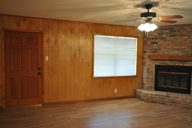 Building Photo - COMING SOON! 3 Bedroom 1.5 Bath Rental in ...