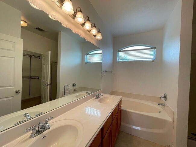 Building Photo - Nice home available in Brookside Subdivision!