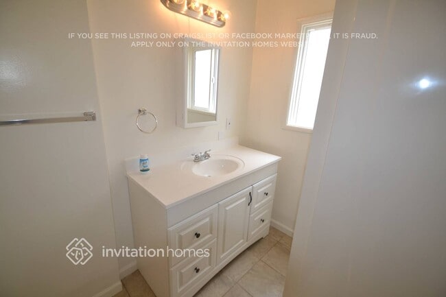 Building Photo - 2916 S Halldale Ave