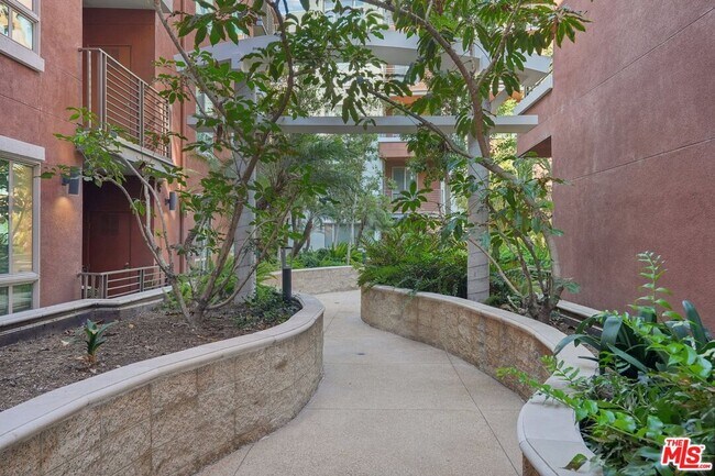 Building Photo - 100 S Alameda St