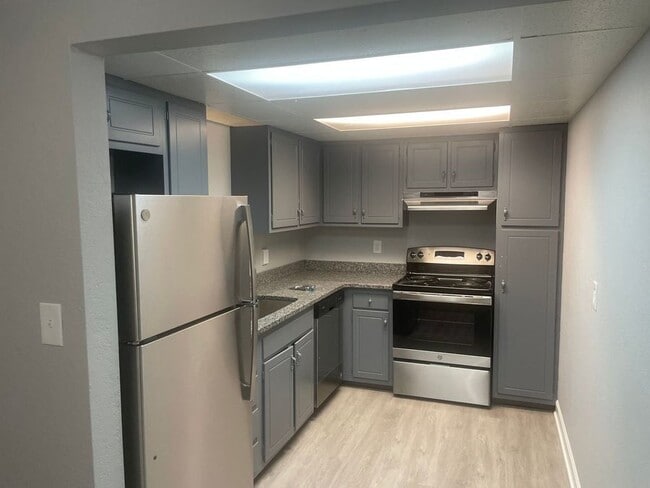 Primary Photo - 1409 E Chicago St