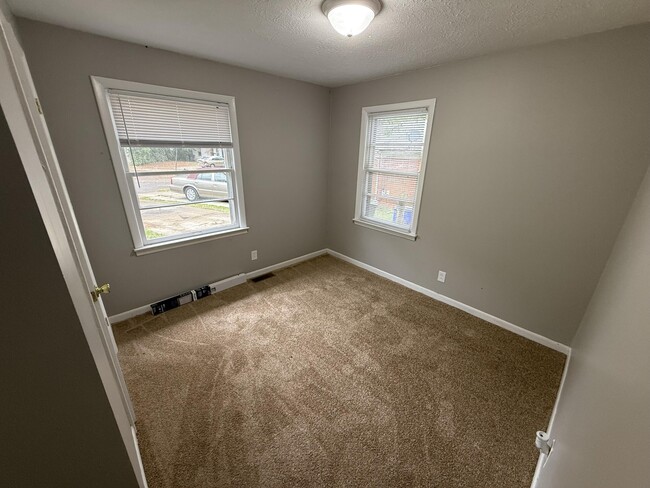 Building Photo - 134 Halls Ln