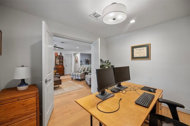 Building Photo - 1615 Maux Dr