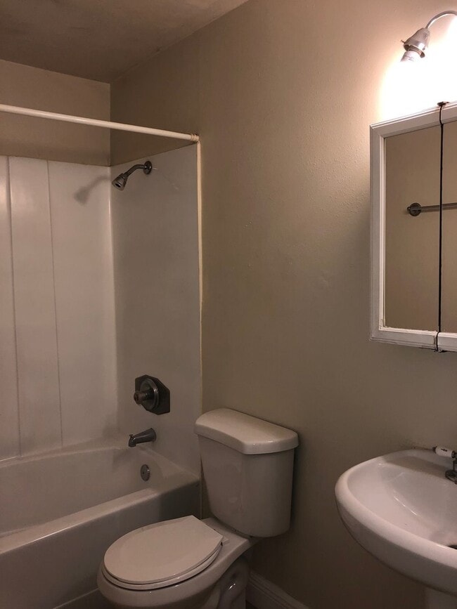 Building Photo - Spacious 2 Bedroom, 1 Bathroom Condo