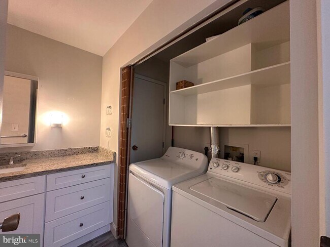 Building Photo - 8511 Barrington Ct