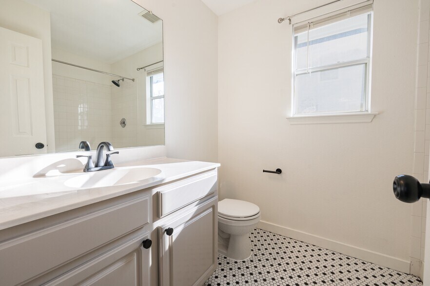 Building Photo - 2210 Holly St