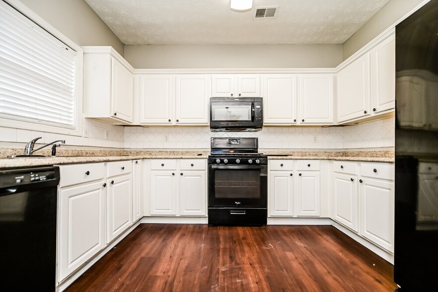 Building Photo - 251 Winthrop Ln
