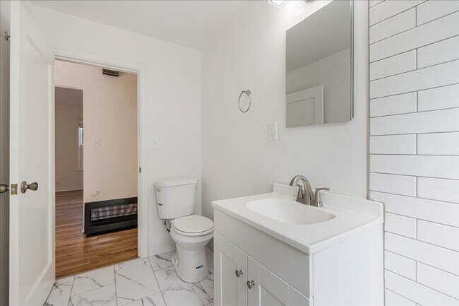 Building Photo - Sweet & Charming 2/1 Home Available Immedi...
