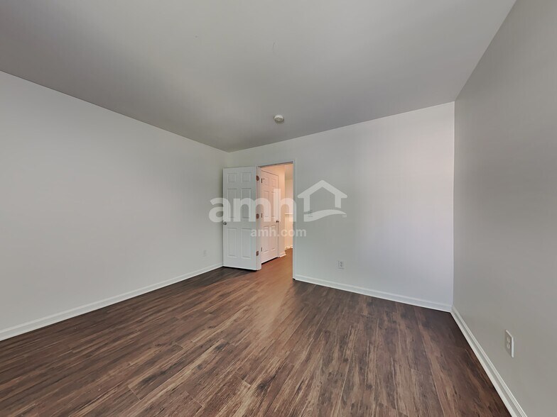 Building Photo - 4095 Shadetree Dr