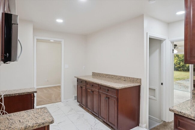 Building Photo - 29484 Spring Hill Dr