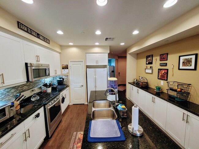 Kitchen with plenty of storage - 5552 Coral Dr