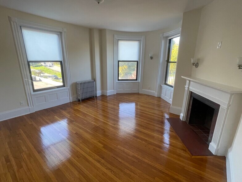 Building Photo - 504 Beacon St