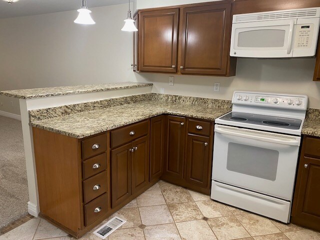 Kitchen - 411 E Highline Cir