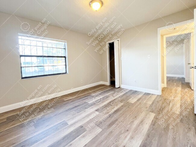 Building Photo - 3906 E Bird St B