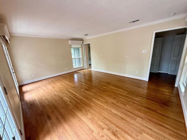Building Photo - 201 Vanderpool Ln