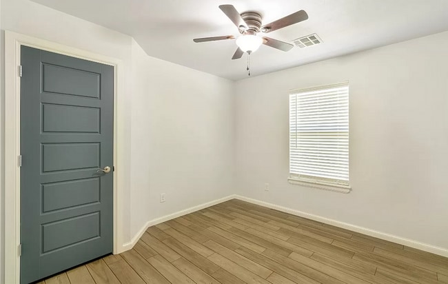 Building Photo - Stunning 3BD/2.5BTH Home in Mustang