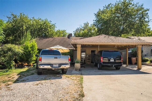 Building Photo - 1213 Dobie Dr
