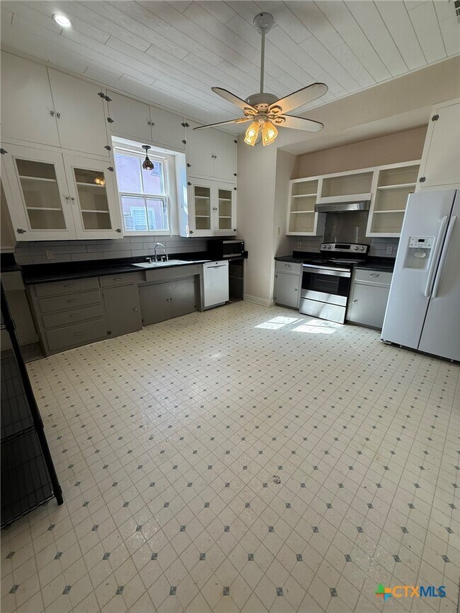 Building Photo - 619 E Donegan St