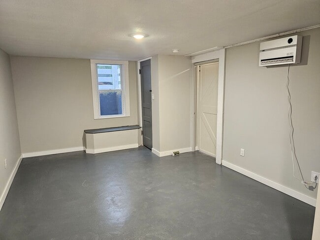 Building Photo - 1105 Crossland Ave