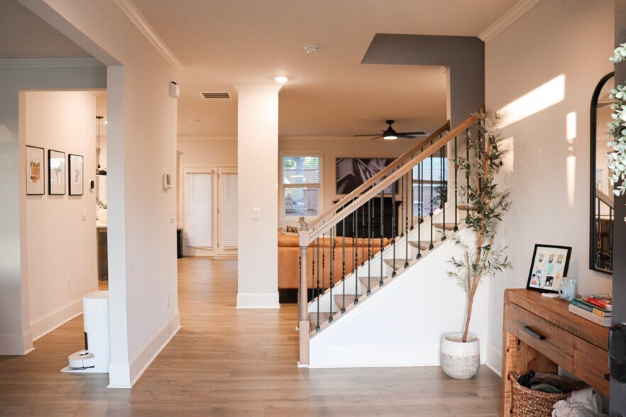 Building Photo - 221 Treeline Trl