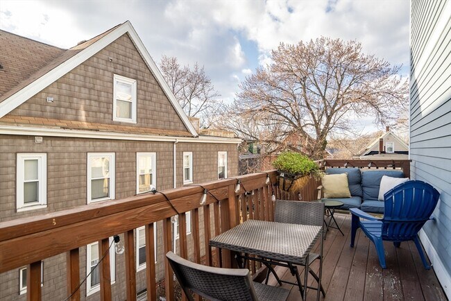 Building Photo - 104 Holland St