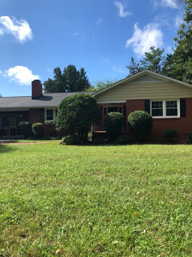 Building Photo - Beautiful newly updated single family home move in ready!